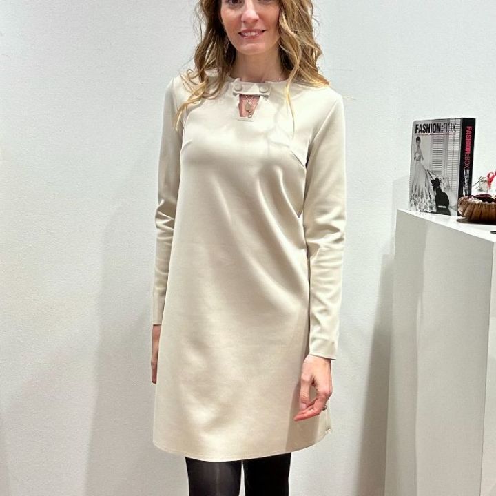 Abito neoprene a sacchetto panna (3)