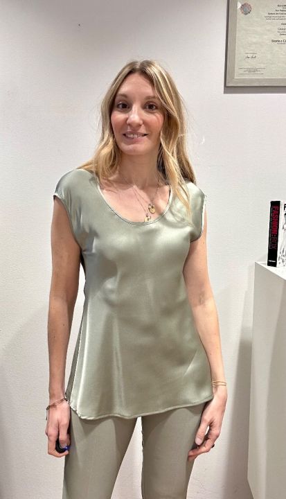 Blusa satin verde salvia