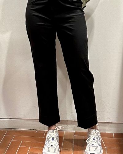 Pantalone elastico e risvolto nero