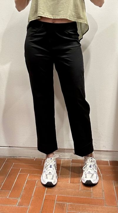 Pantalone elastico e risvolto nero