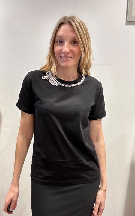 T-shirt nera con strass applicati