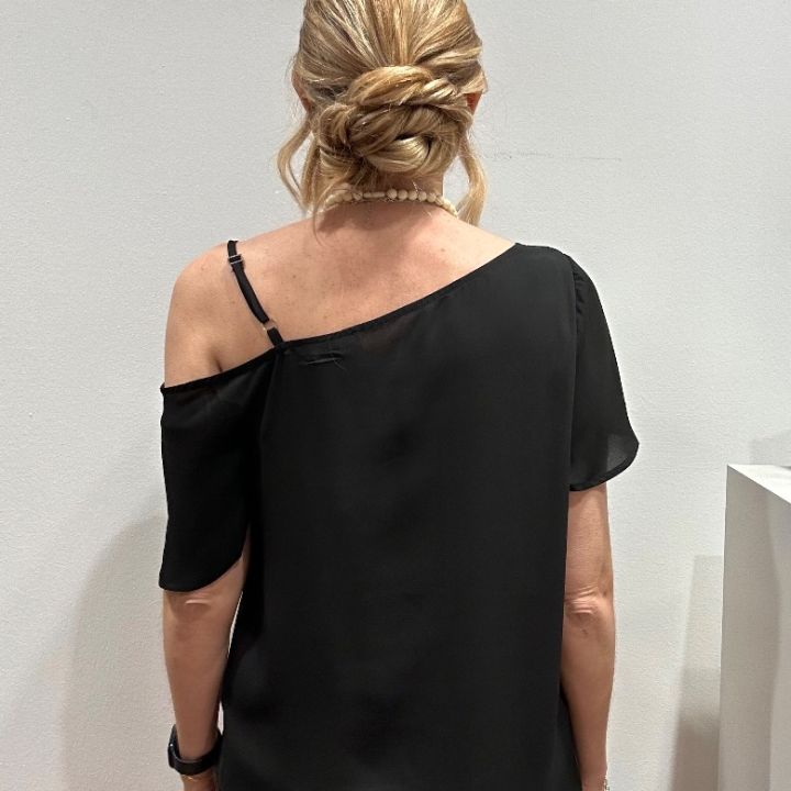 Top asimmetrico spallina nero (4)